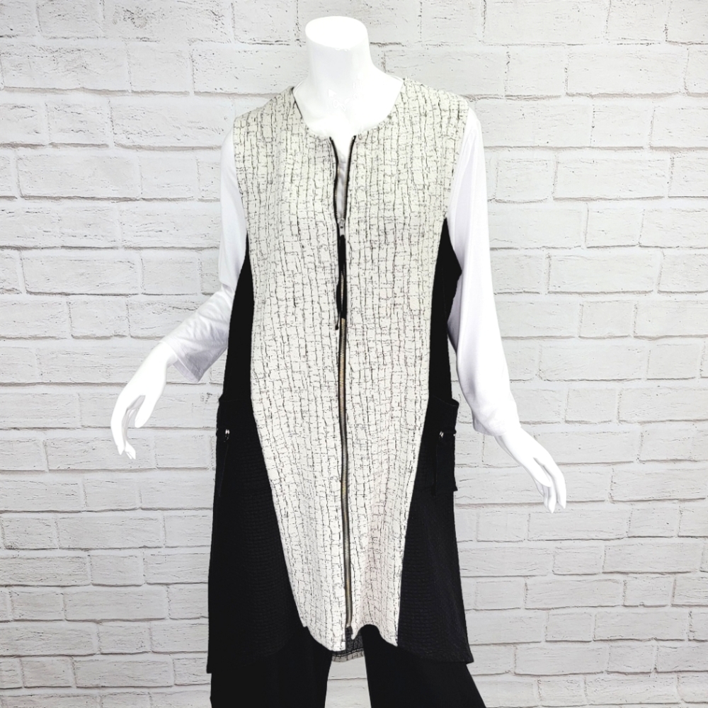 Designer Chalet Florence Zip Front Hi Lo Vest EUC! Size:L Black/Winter White